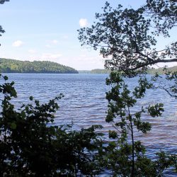 Naturskön bygd, rik på vackra sjöar med bad och promenadvägar